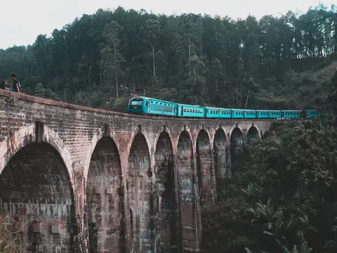 Blue train crossing the Nine Arches Bridge in Ella