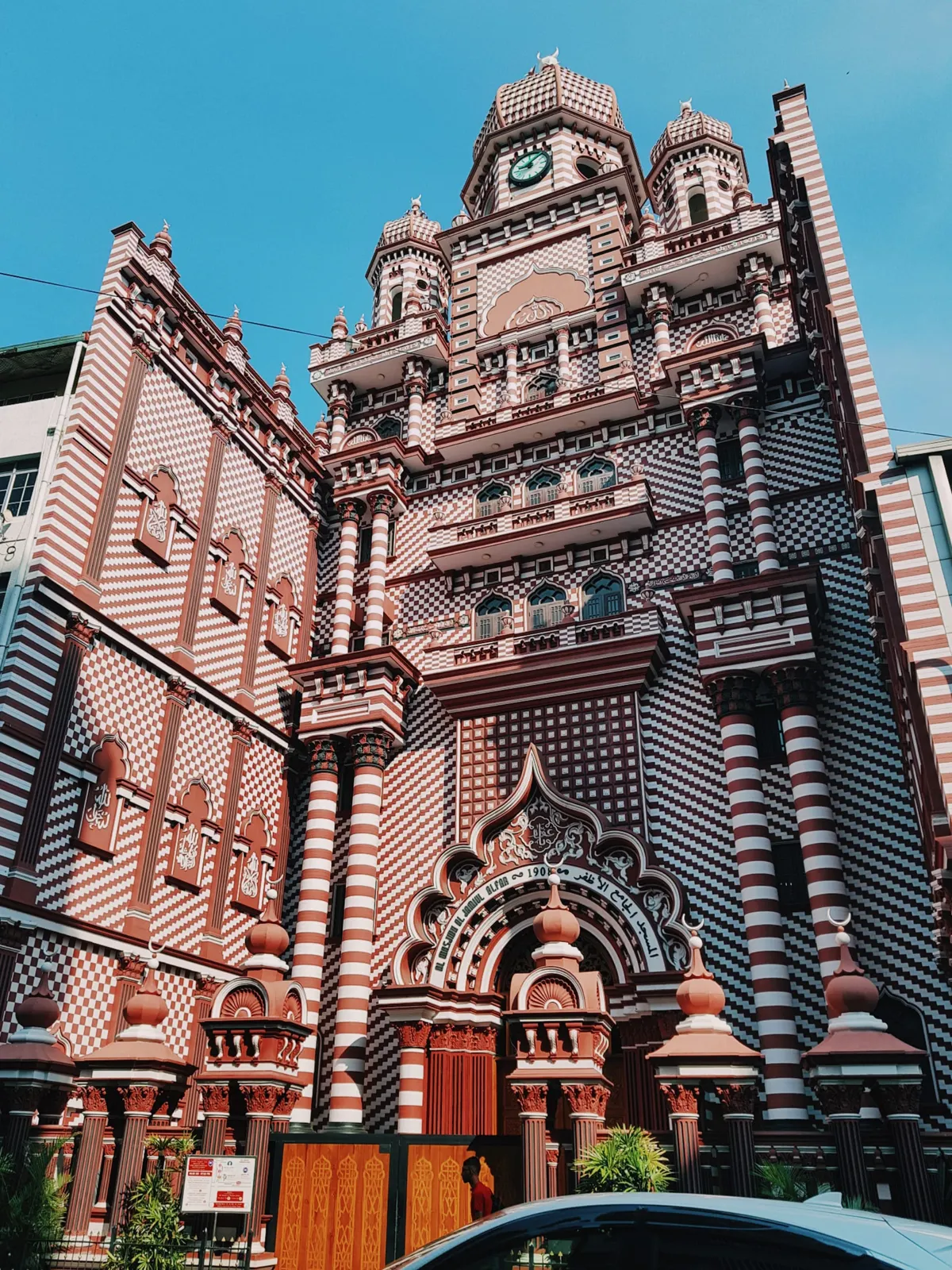 The red-and-white striped facade of the Jami Ul-Alfar Mosque in Pettah